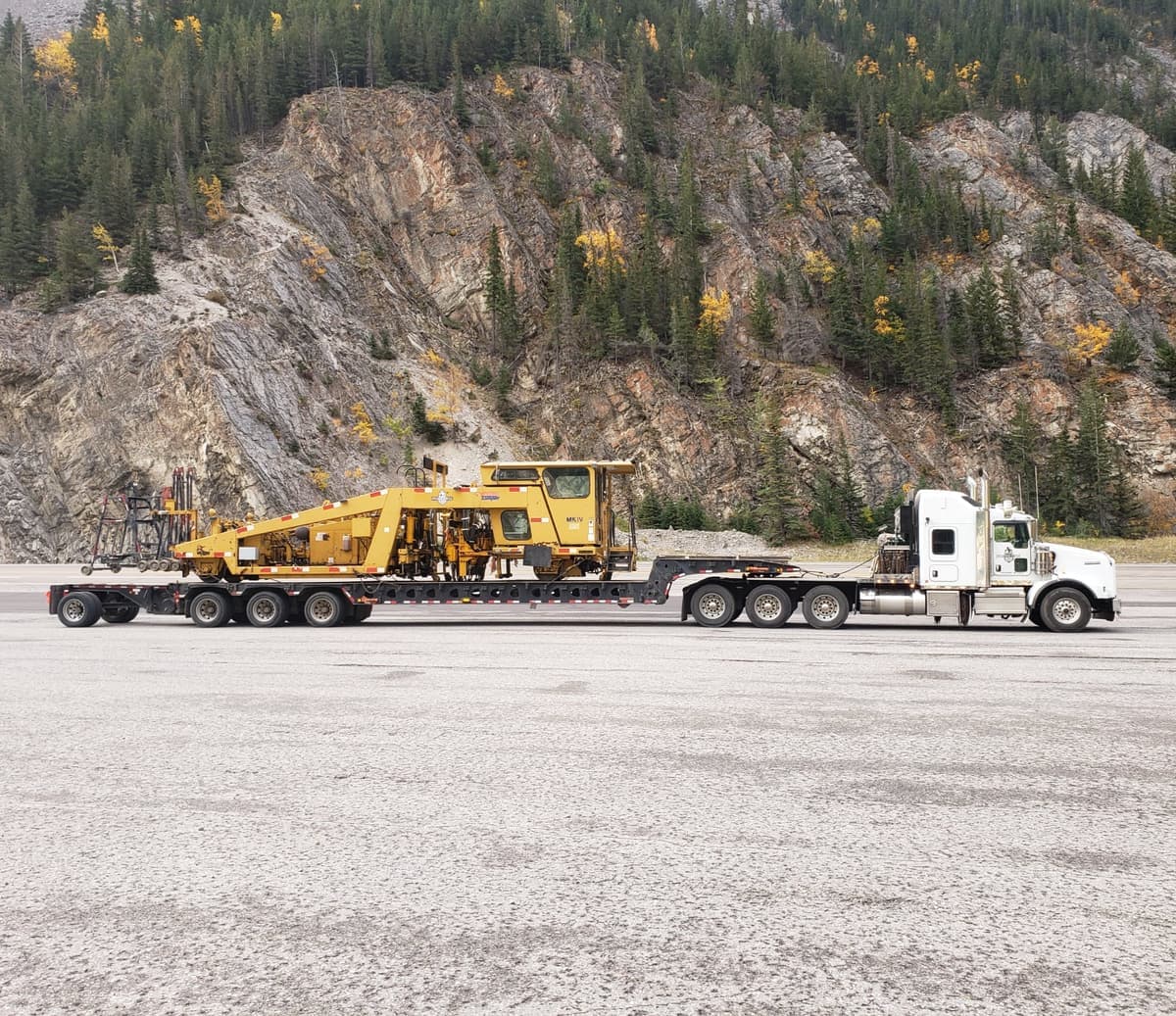 One-ton hot shot truck with gooseneck trailer