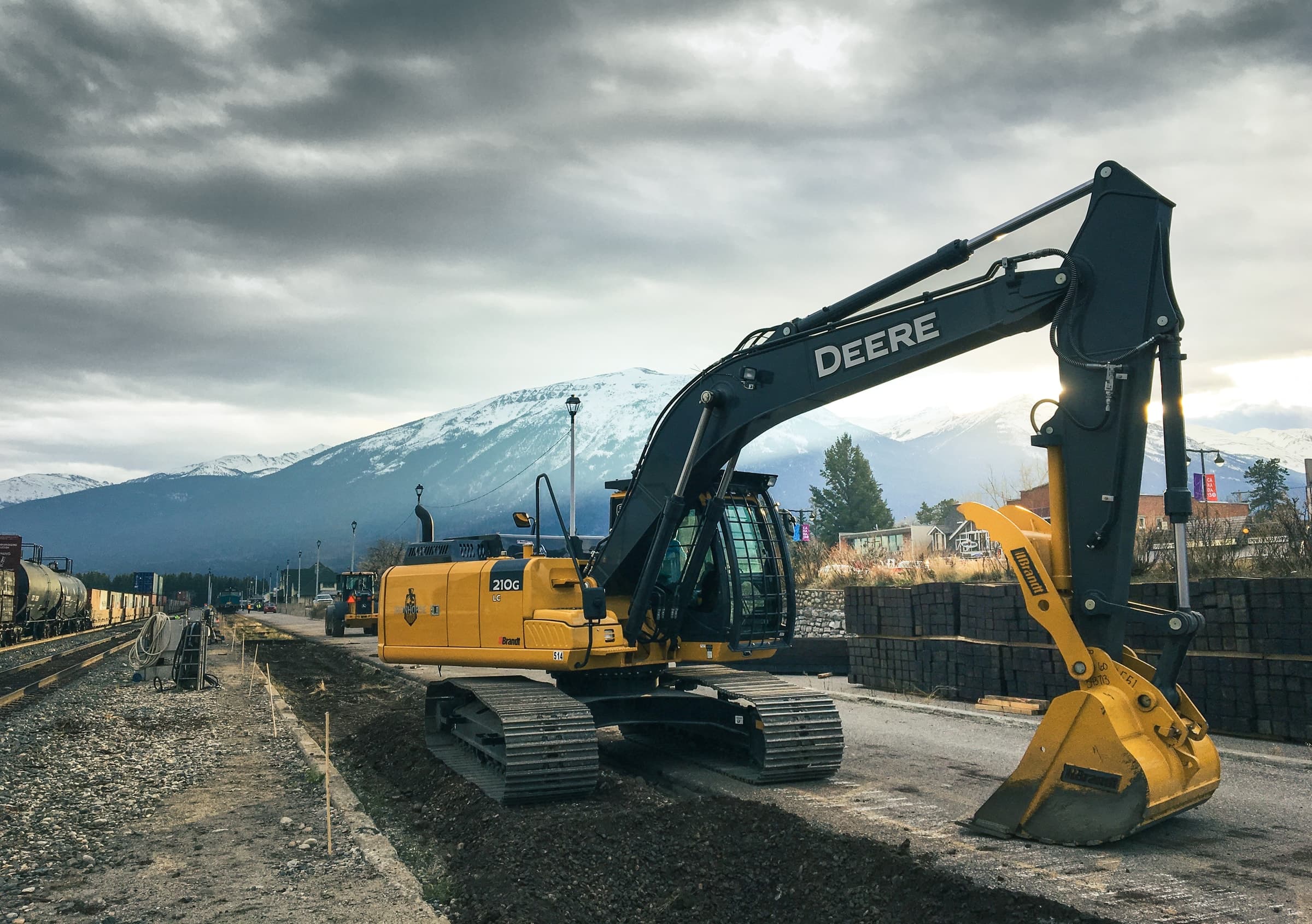 Railway excavator fitted with a ballast bucket